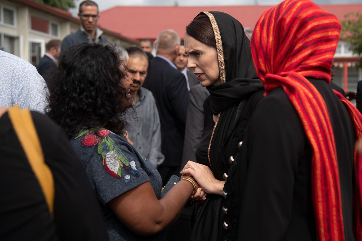 La prima ministra della Nuova Zelanda Jacinda Arden porta le sue condoglianze alla comunità musulmana