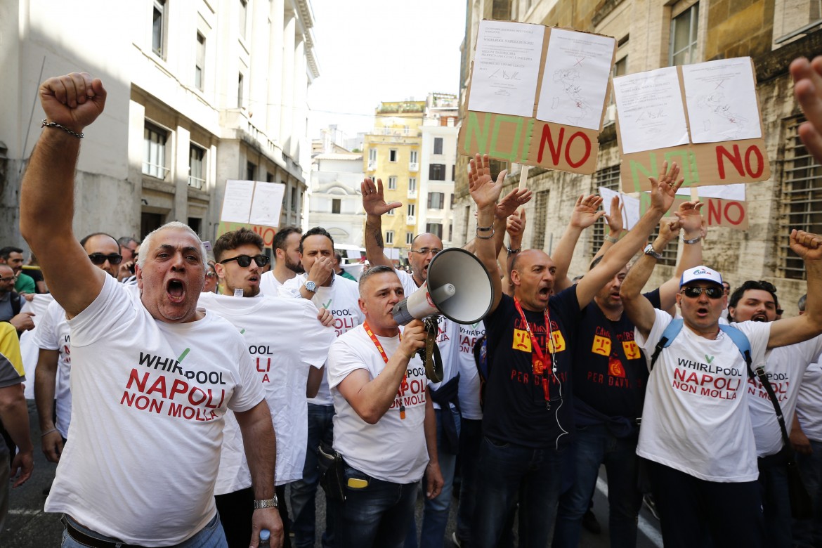 Gli operai della Whirlpool Napoli ieri sotto al Mise