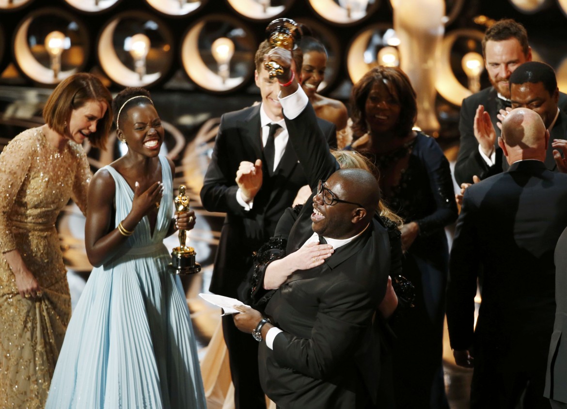 Il regista Steve McQueen, premiato per il miglior film «12 anni schiavo» e Lupita Nyong'o (miglior attrice non protagonista). In basso Cate Blanchett