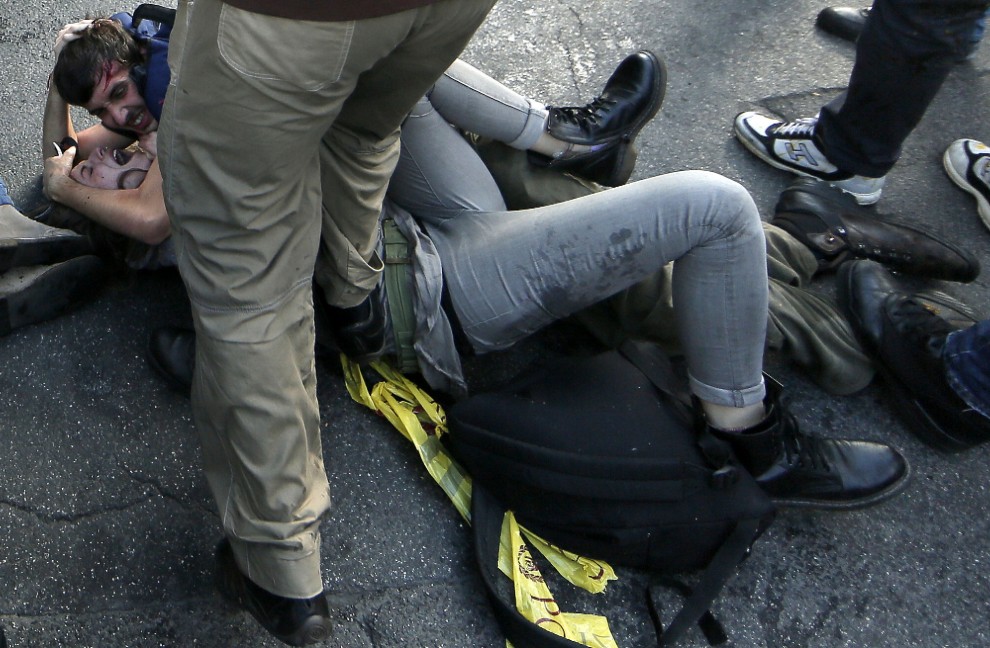 L'istantanea che ritrae l'agente che ha calpestato un'attivista durante le cariche del 12 aprile a Roma