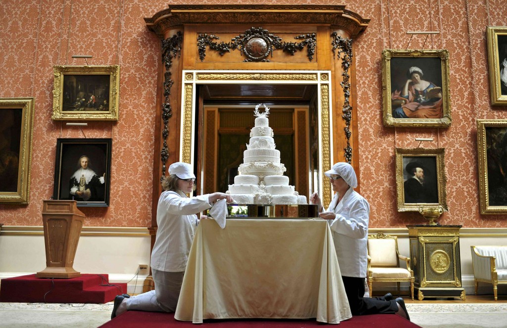 La torta a otto piani allestita nella galleria dei ritratti di Buckingham Palace, a Londra, per il matrimonio di William e Kate (era l'aprile del 2011)