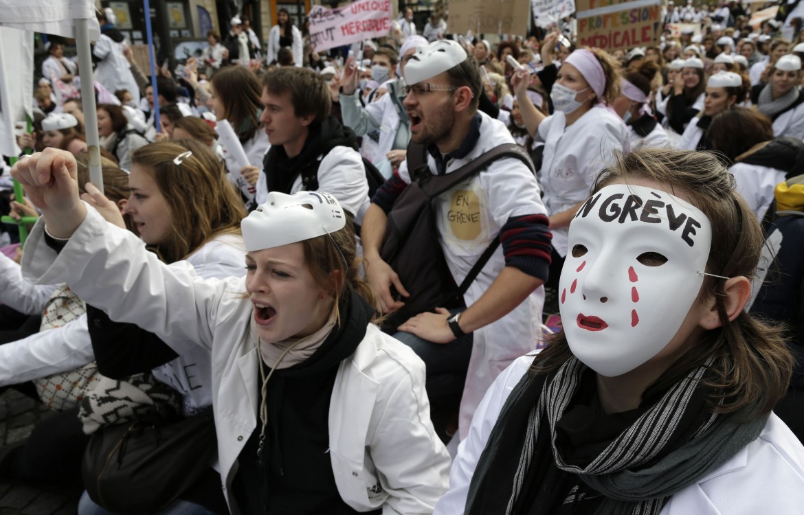 Parigi, sciopero delle ostetriche nel novembre 2013: