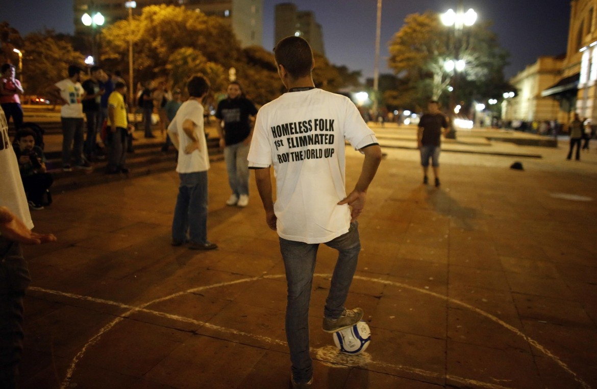 I collettivi autonomi dei lavoratori sociali a San Paolo giocano la coppa homeless folk. Sotto la presidente Dilma Rousseff