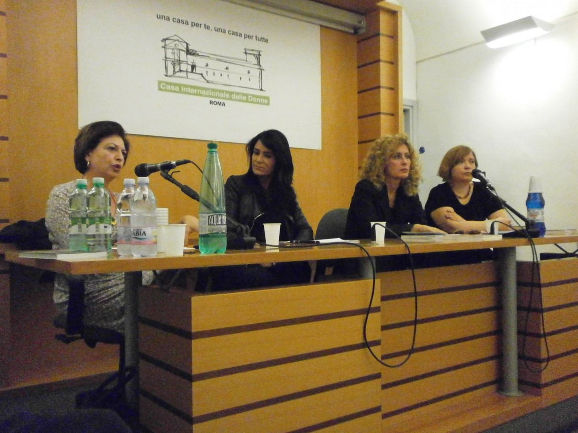 Presentazione dei “Demoni dell’Eden” di Lydia Cacho (Fandango Libri) alla Casa Internazionale delle donne di Roma. Da sx Loretta Bondì, Lydia Cacho, Luisa Betti, Barbara Spinelli. (Foto di Dale Zaccaria)