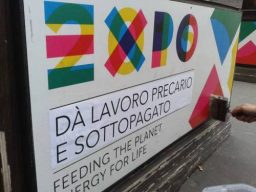 Un momento della manifestazione di ieri a Milano organizzata dai movimenti "No Expo"