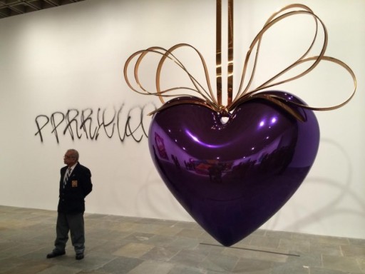 I graffiti alla mostra di Koons al Whitney
