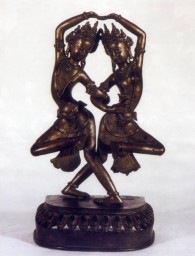 Coppia di divinità danzanti. uno dei tesori conservati nel museo nazionale d'arte orientale 'giuseppe tucci