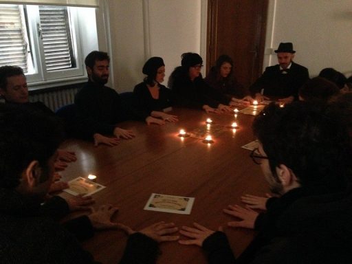 La seduta spiritica degli attivisti del Valle ieri all'occupazione dell'assessorato alla cultura di Roma