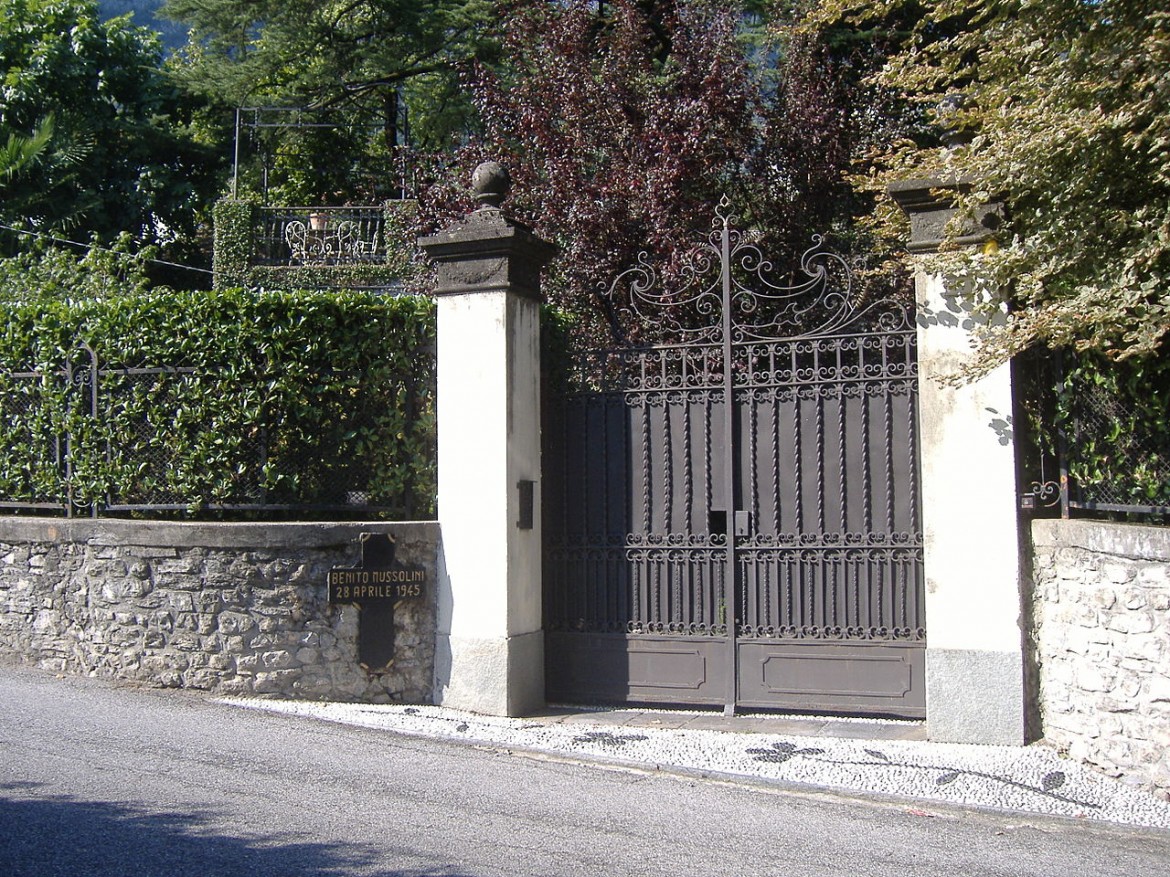 Giulino di Mezzegra (CO) - Cancello di Villa Belmonte, oggi. Visibile la croce in legno "Benito Mussolini, 28.4.1945"