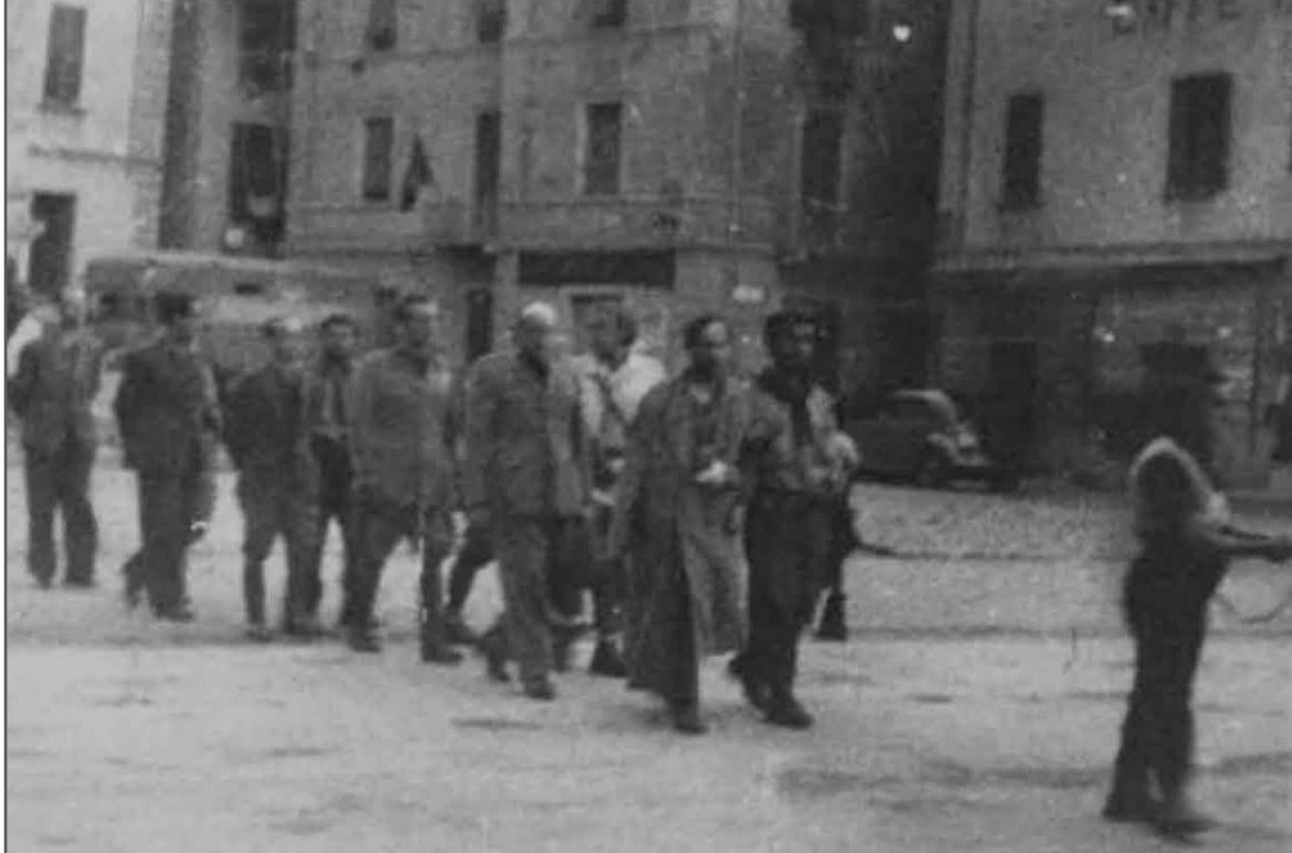 Dongo, 28 aprile. Corteo dei condannati a morte in Piazza, innanzi si distingue Pavolini con braccio fasciato