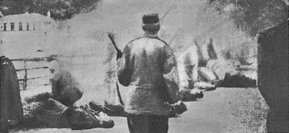 Il momento della fucilazione dei gerarchi fascisti, Dongo, 28 aprile 1945. Di schiena il comandante del plotone di esecuzione, Alfredo Mordini "Riccardo".