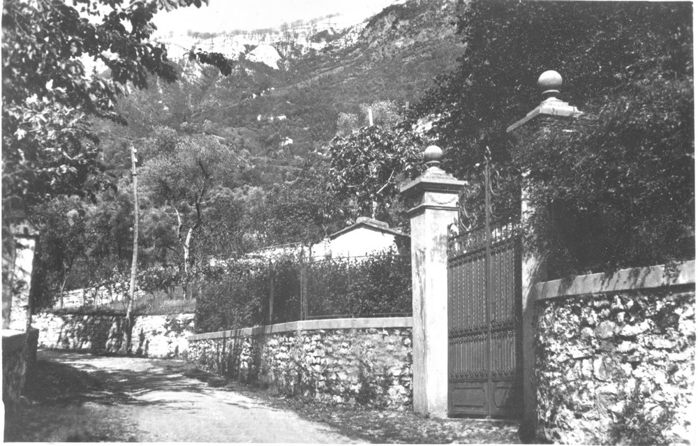 Fig. 23. Giulino di Mezzegra (CO) - Cancello e vialetto innanzi a Villa Belmonte, in un immagine precedente l'esecuzione di Mussolini