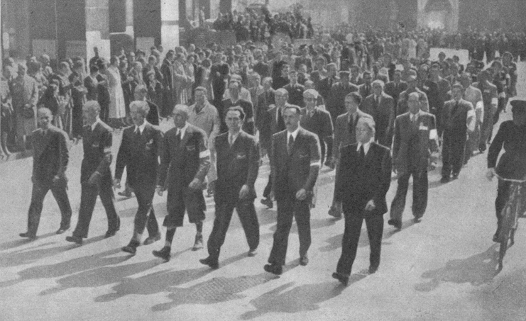 Milano, 28 aprile 1945. Parata della Liberazione. In prima fila riconoscibile Luigi Longo "Gallo".