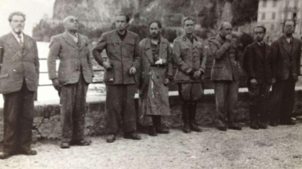Alcuni condannati a morte prima dell'esecuzione a Dongo, 28 aprile 1945. Da sinistra: Nicola Bombacci, Francesco Maria Barracu, Idreno Utimperghe, Alessandro Pavolini, Vito Casalinuovo, Paolo Porta, Fernando Mezzasoma, Ernesto Daquanno.