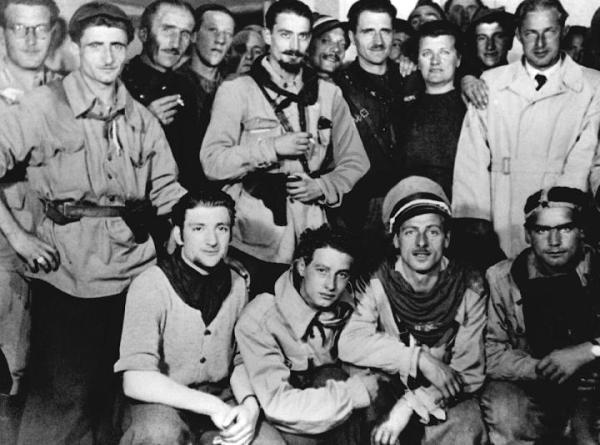 Pier Luigi Bellini delle Stelle "Pedro", comandante della 52a Brigata Garibaldi, al centro con barba e baffi.
