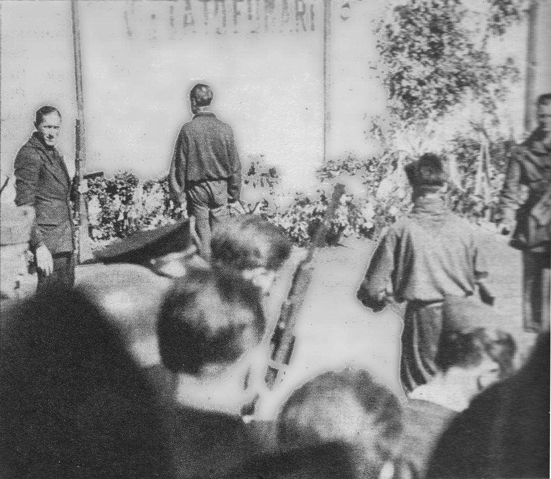 Piazzale Loreto, Milano, 28 aprle 1945. Achille Starace al momento della fucilazione.