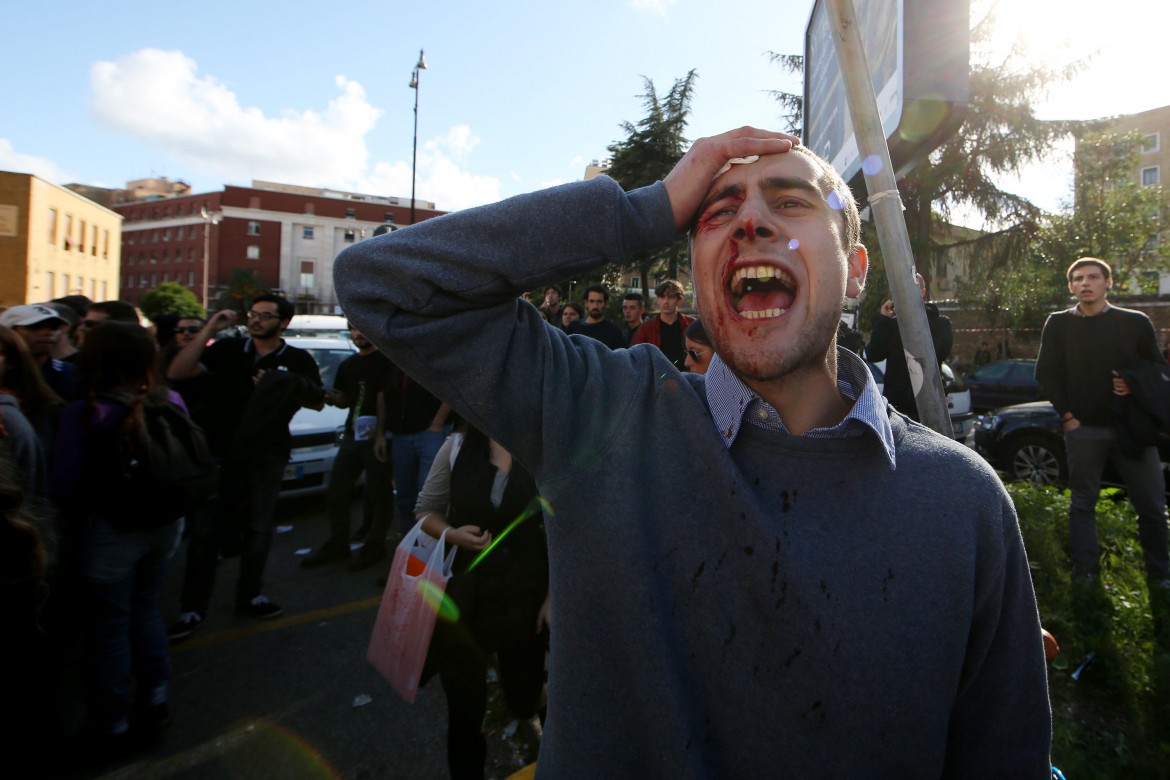Foto Vincenzo Livieri - LaPresse 16-10-2015 - Roma - Italia Cronaca Scontri durante la manifestazione contro il Maker Faire all'Università La Sapienza Photo Vincenzo Livieri - LaPresse