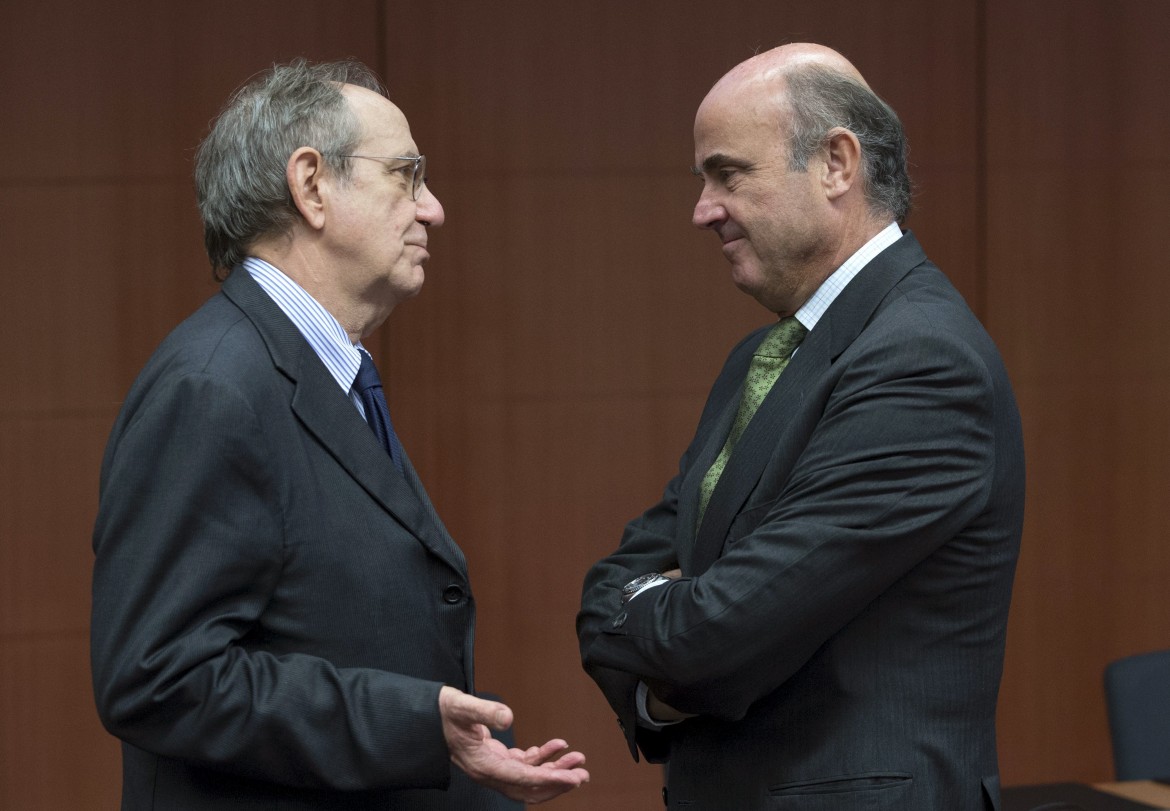 Bruxelles. I ministri dell'Economia italiano e spagnolo, Pier Carlo Padoan e Luis de Guindos, ieri all'Eurogruppo
