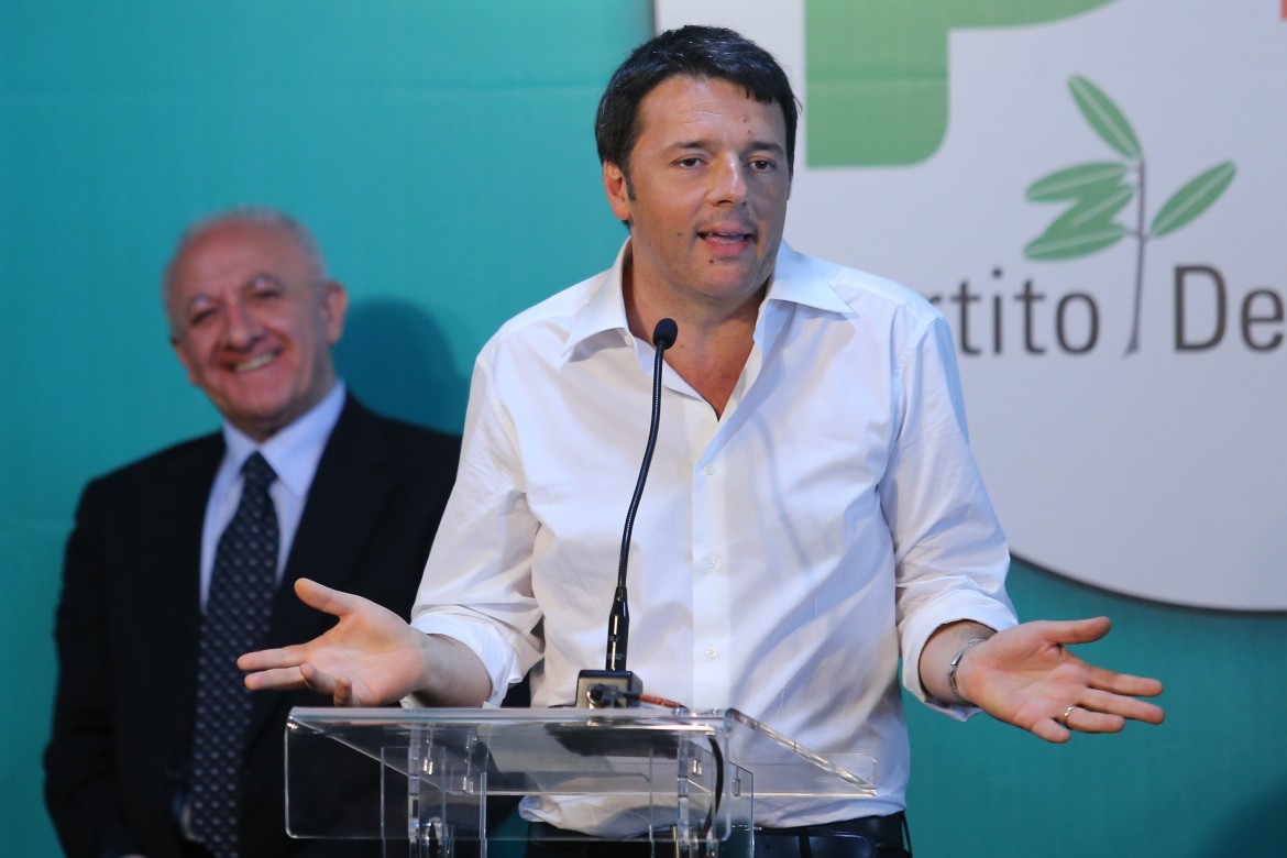 Il presidente del consiglio Matteo Renzi con il governatore della Campania Vincenzo De Luca