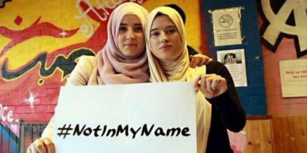 Lo slogan che impazza sui social: la comunità musulmana si dissocia esplicitamente dall'orrore scatenato dai jihadisti