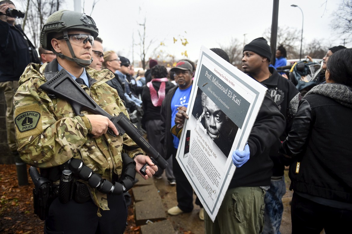 Una protesta a Minneapolis dopo l'omicidio da parte della polizia del 24enne afroamericano, disarmato, Jamar Clark