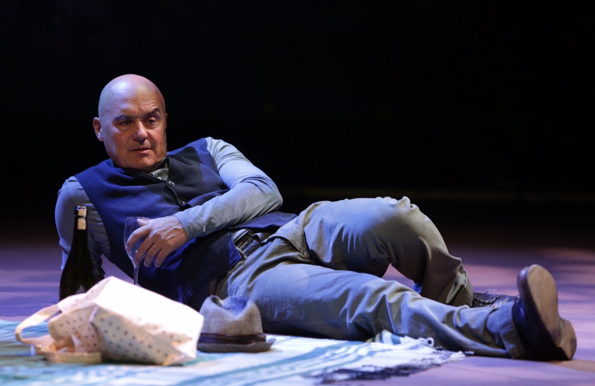 Luca Zingaretti, sotto in una foto di scena con Maurizio Lombardi e Valeria Milillo