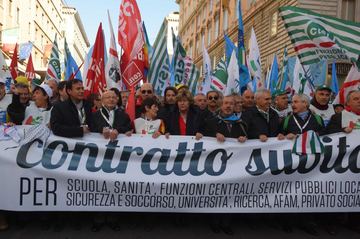 Lo striscione di apertura del corteo del pubblico impiego, ieri lungo le vie di Roma