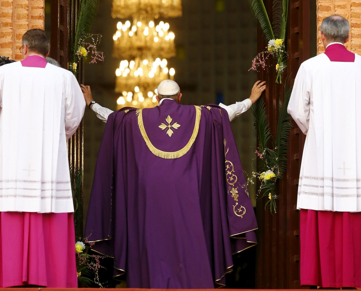 Papa Francesco apre la porta santa della cattedrale di Bangui, la prima per il giubileo straordinario
