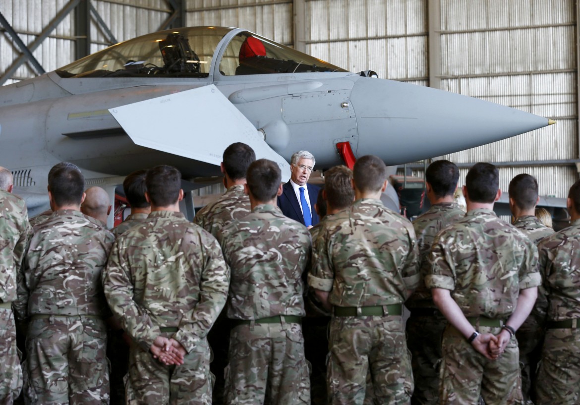 Il segretario di stato alla Difesa britannico Michael Fallon tra i piloti della Raf nella base di Cipro