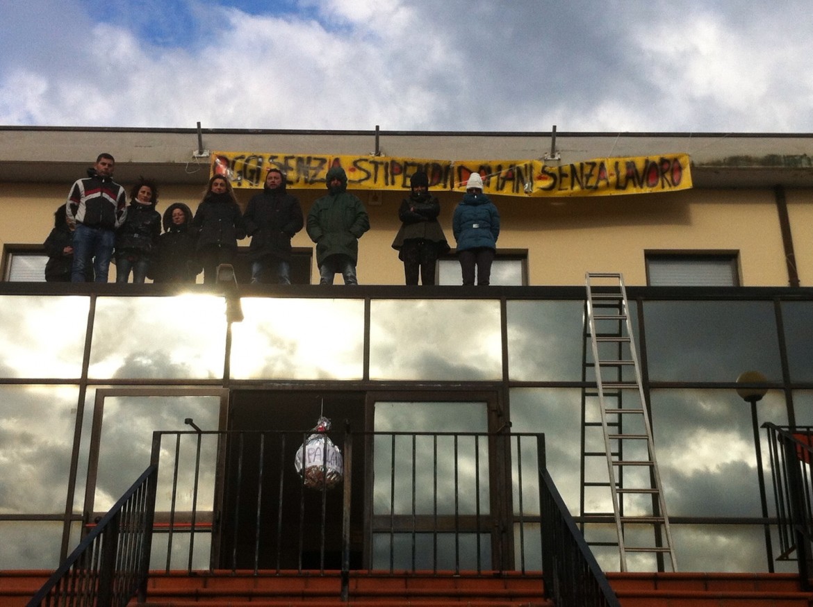 La protesta dei ricercatori della Cotir, a Vasto: sul tetto del centro di studi sull'ambiente e l'agricoltura