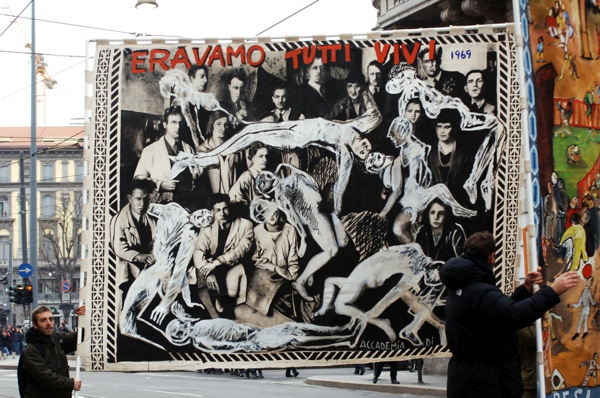 Uno degli arazzi realizzati dalle Accademie Artistiche Italiane con l'intervento di Dario Fo portato in corteo a Milano nel 2005