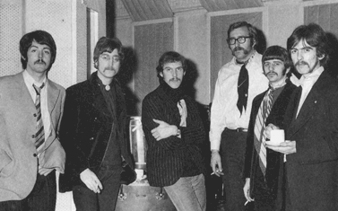 Da sinistra: Paul, John, Neil Aspinall, Mal Evans (camicia bianca e cravatta), Ringo, George. Circa 1967.