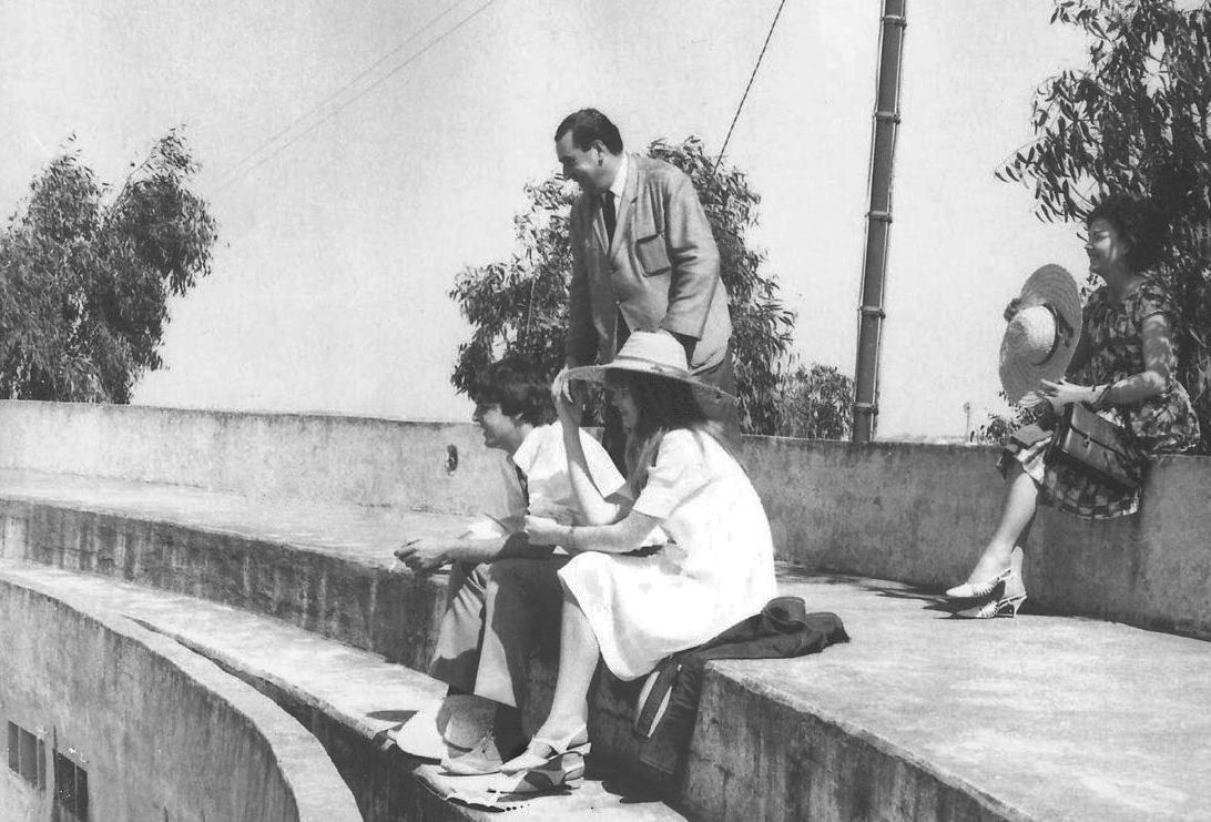 Paul Mc Cartney e Jane Asher (seduti) in Tunisia, febbraio 1965.