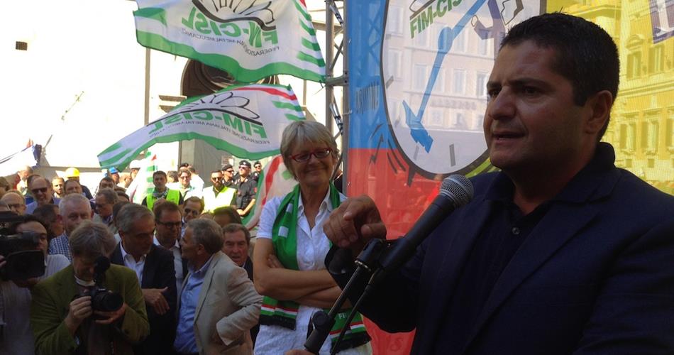 In primo piano Marco Bentivogli, leader della Fim. Sullo sfondo la segretaria della Cisl Annamaria Furlan