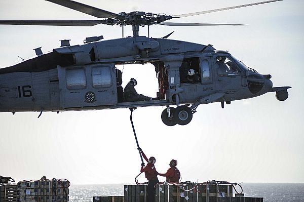Un Sea Hawk trasporta munizioni sulla portaerei Ronald Reagan dislocata nel Pacifico durante il RIMPAC 2014