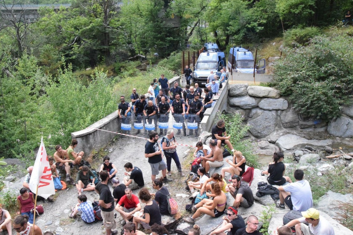 Valsusa, oggi:visita al Mostro, da parte dei vecchi e nuovi NOTAV. Ops, di qui non si passa.