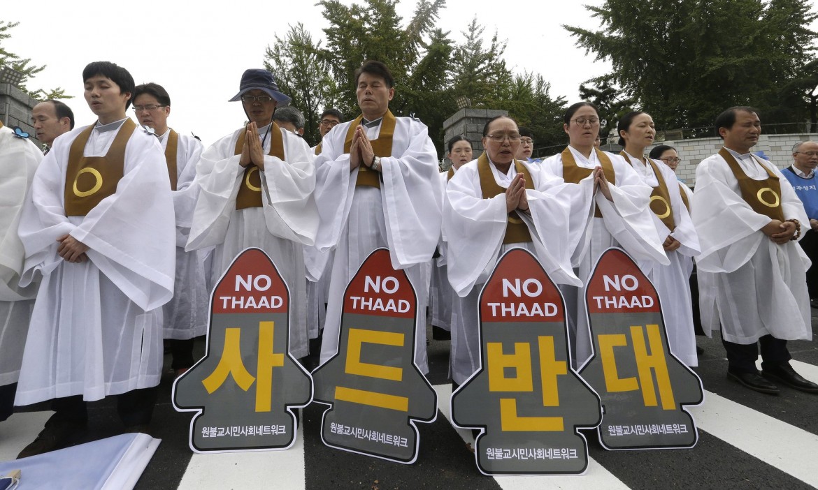 La protesta di monaci buddisti contro l’installazione del sistema missilistico di difesa statunitense (Thaad) in Corea del Sud
