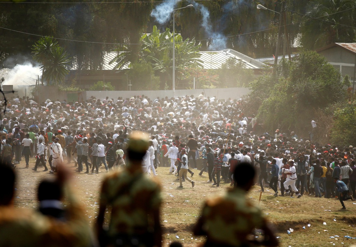 Bishoftu, Etiopia: la folla in fuga mentre la polizia interviene per reprimere la protesta degli Oromo