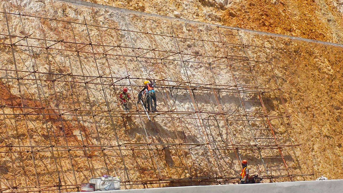 Lavori di consolidamento sulla parete franata della nuova autostrada Ocho Rios-Kingston