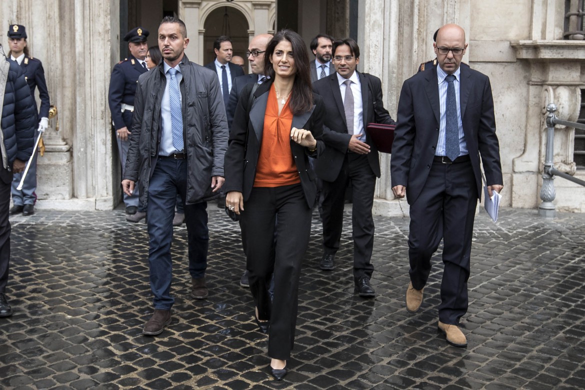 Virginia Raggi alla fine dell'incontro a palazzo Chigi, dietro di lei l'assessore Andrea Mazzillo e Raffaele Marra