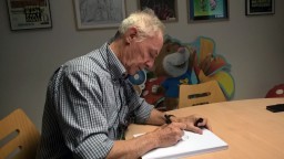 Bruno Bozzetto al lavoro su uno sketch durante l'intervista