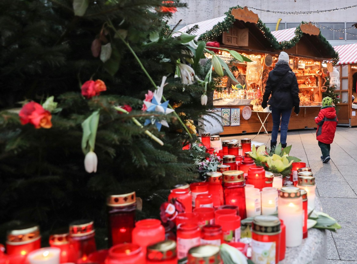 Riapre il mercato di Breitscheidplatz a Berlino dopo l'attentato di lunedì 19 dicembre
