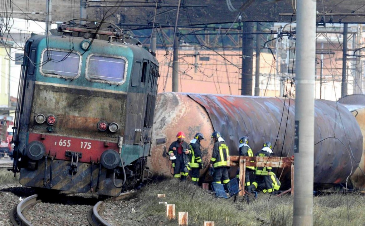 Il treno merci che il 29 giugno 2009 provocò la strage, in basso i giudici mentre leggono la sentenza