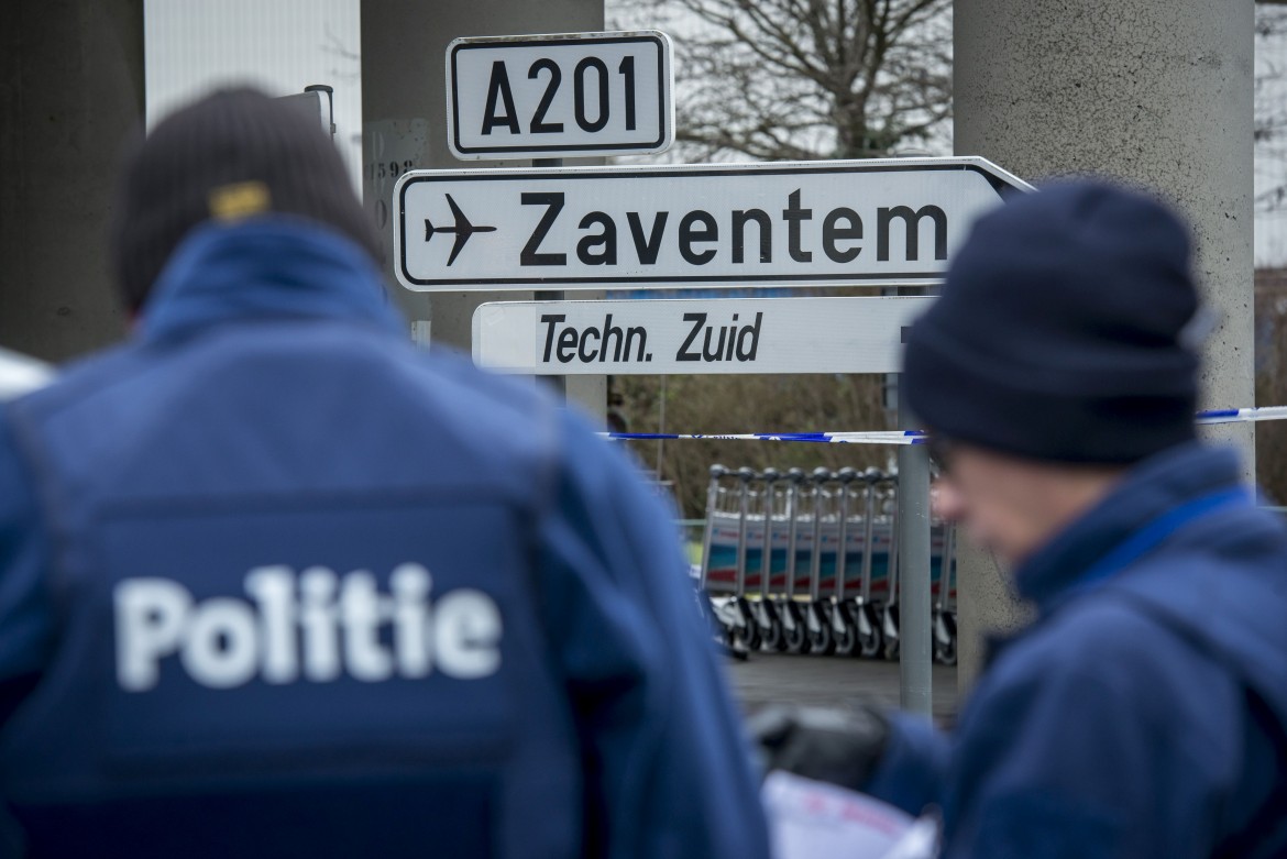 Controlli per la sicurezza attorno all'aeroporto di Bruxelles dopo gli attacchi terroristici. Sotto Fayçal Cheffou e il vero uomo con il cappello Mohamed Abrini
