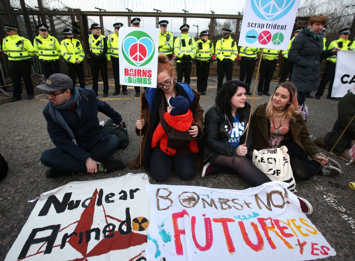 Protesta popolare contro l’installazione dei missili Trident in Gran Bretagna, davanti alla base militare HM Naval Bse Clyde