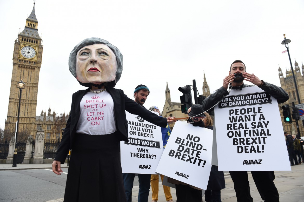 Protesta a Londra per l’uscita del Regno Unito dall’Ue; sotto la premier Theresa May firma la lettera del divorzio e la prima pagina di ieri del Guardian