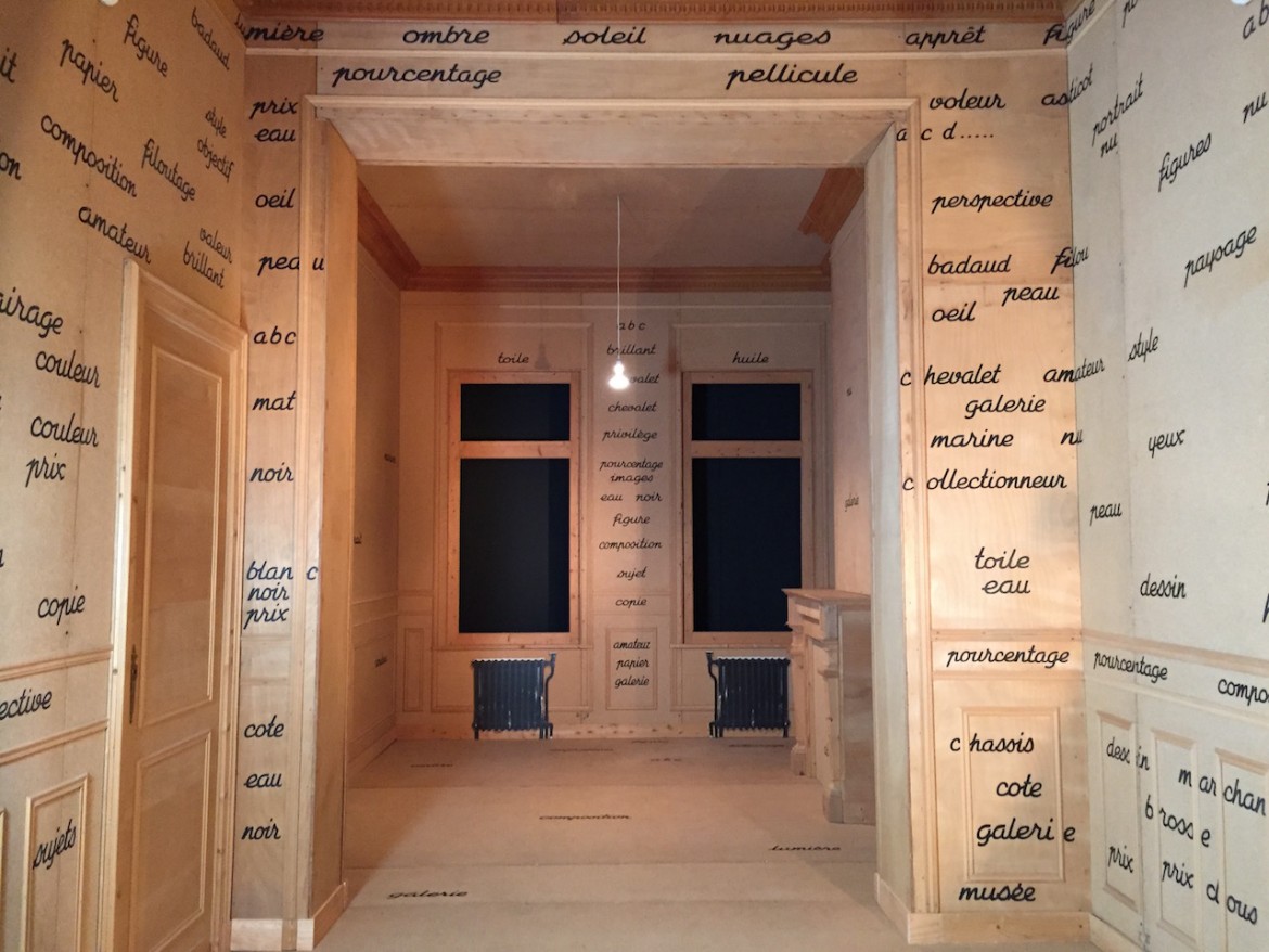 Marcel Broodthaers, «La Salle Blanche», 1975, legno, fotografie, lampadina, iscrizioni dipinte, corda, Estate Marcel Broodthaers