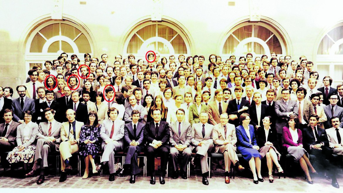 Nella foto grande la classe 1980 «Promotion Voltaire» dell’Ecole Nationale d’Administration (Ena), da sinistra cerchiati di rosso: Ségolène Royal, François Hollande, Michel Sapin, Jean-Pierre Jouyet, Dominique de Villepin; sotto la stazione di Port-Royal colpita da un attacco terroristico; studenti alla Sorbona e il giardino della Cité Universitaire