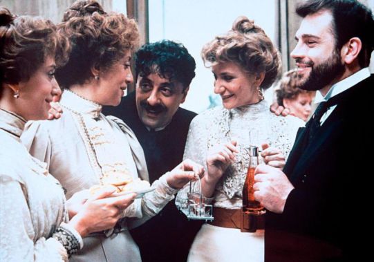 Memè Perlini al centro in una scena de La famiglia di Ettore Scola (1987), sotto alcune delle sue regie e scatti dei '70