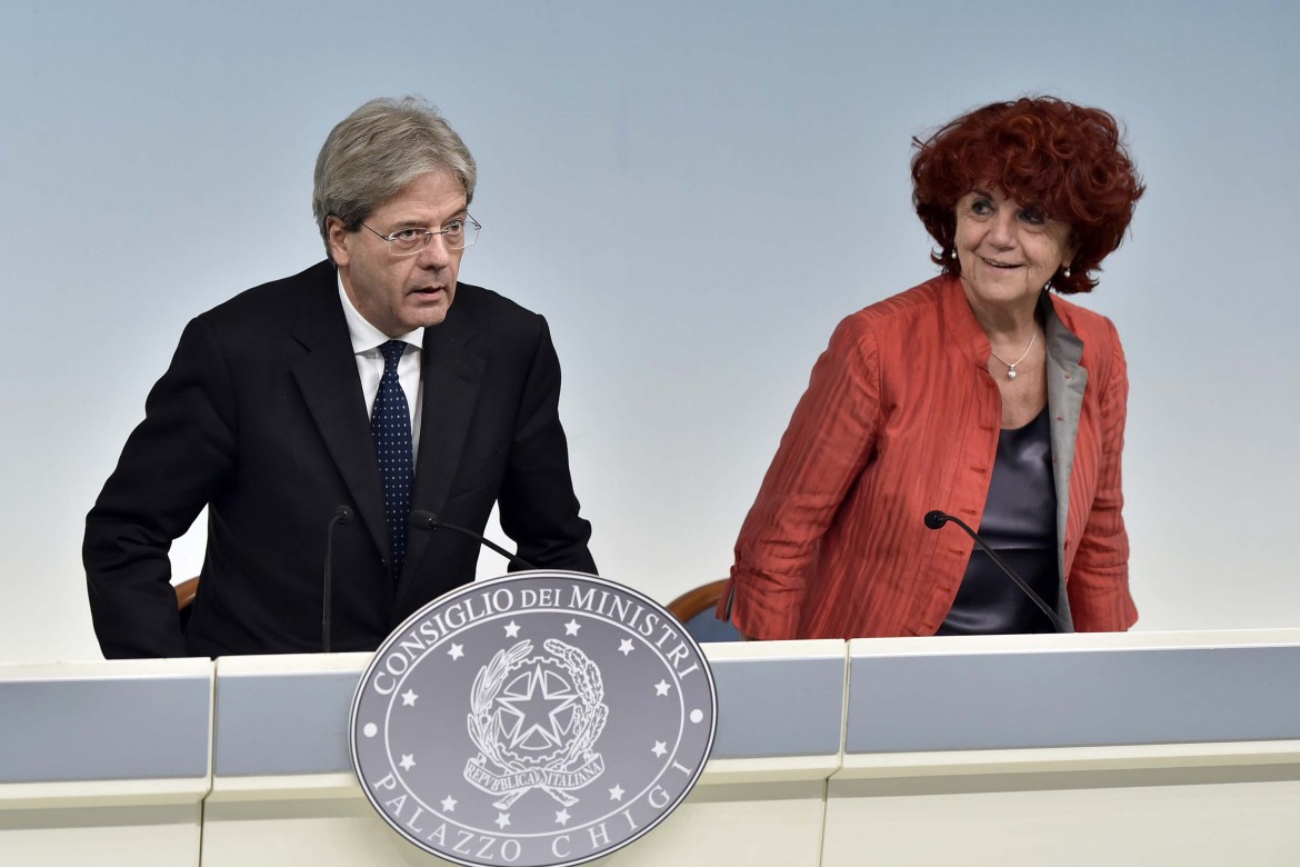 Il premier Paolo Gentiloni e la ministra dell’Istruzione Valeria Fedeli ieri a Palazzo Chigi